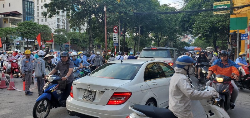 Hà Nội: Sụt lút trên đoạn đường Vũ Tông Phan khiến giao thông ùn ứ