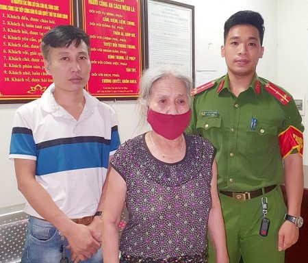 Công an quận Thanh Xuân giúp bà cụ đi lạc tìm lại gia đình giữa đêm khuya