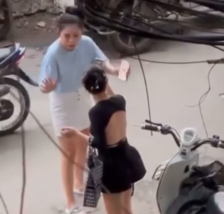 Công an vào cuộc vụ 2 người đàn ông hành hung một phụ nữ trên phố Nhân Hòa