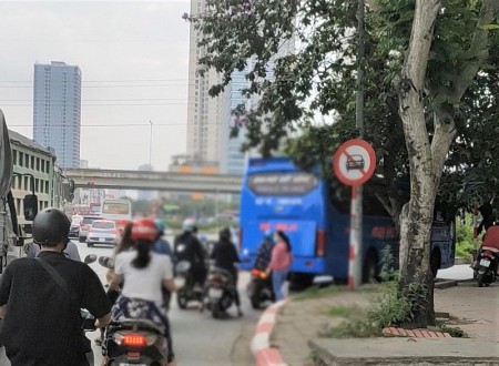 Hà Nội: Cảnh sát giao thông "phạt nguội" lái xe khách đi vào đường cấm