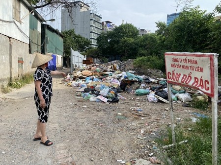 Bãi tập kết rác tại phường Yên Hòa ảnh hưởng đến môi trường sống của người dân