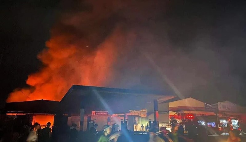 Xuyên đêm khống chế đám cháy nhà xưởng tại huyện Quốc Oai