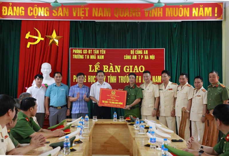 Công an Thủ đô báo công dâng Bác tại Bắc Giang