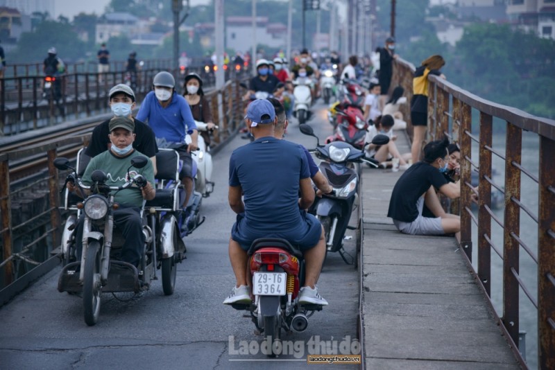 Liên tiếp xử phạt lái xe ô tô đi vào cầu Long Biên