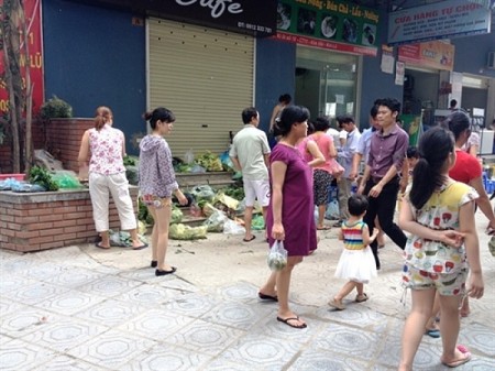 Hai nhóm thanh niên dùng hung khí giải quyết mâu thuẫn tại chợ cóc