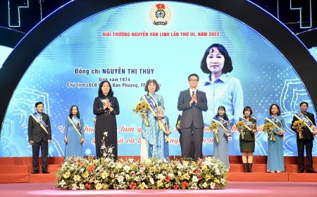 Chủ tịch LĐLĐ huyện Đan Phượng được tôn vinh tại  Giải thưởng Nguyễn Văn Linh lần thứ III