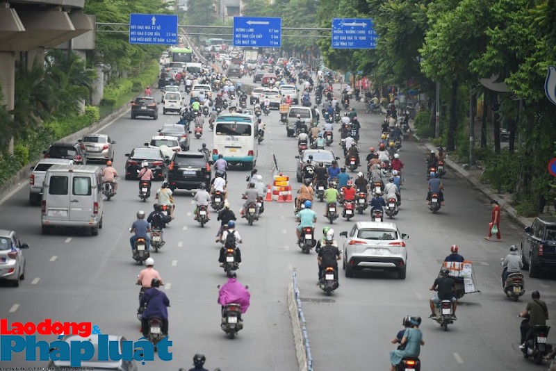 Hà Nội: Chưa đạt hiệu quả trong ngày đầu thí điểm phân làn cứng trên đường Nguyễn Trãi