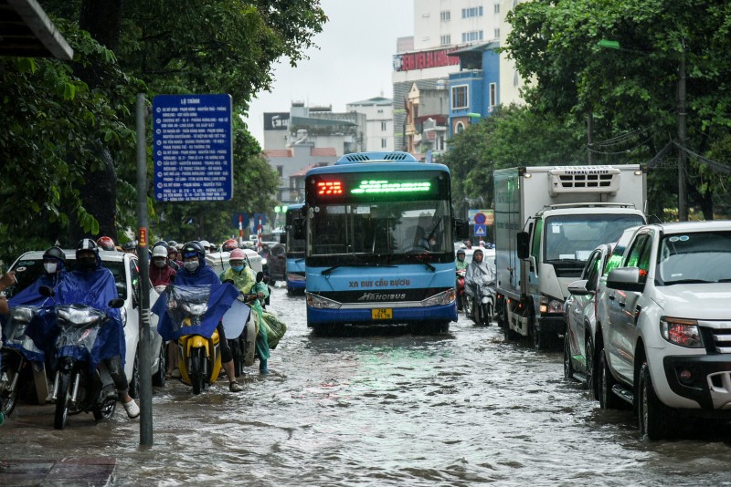 Hà Nội: Mưa cả đêm không dứt, nhiều khu vực ngập sâu, giao thông ùn tắc