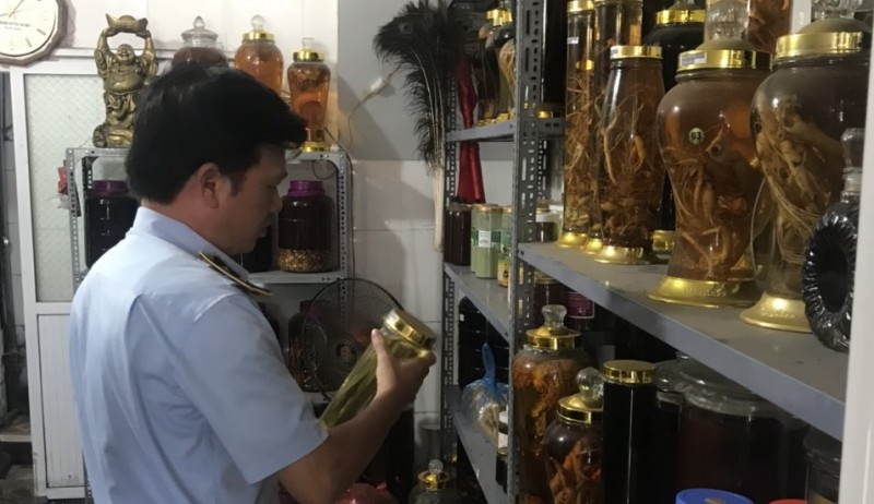 Thu giữ 650 lít rượu không rõ nguồn gốc tại Hà Nội
