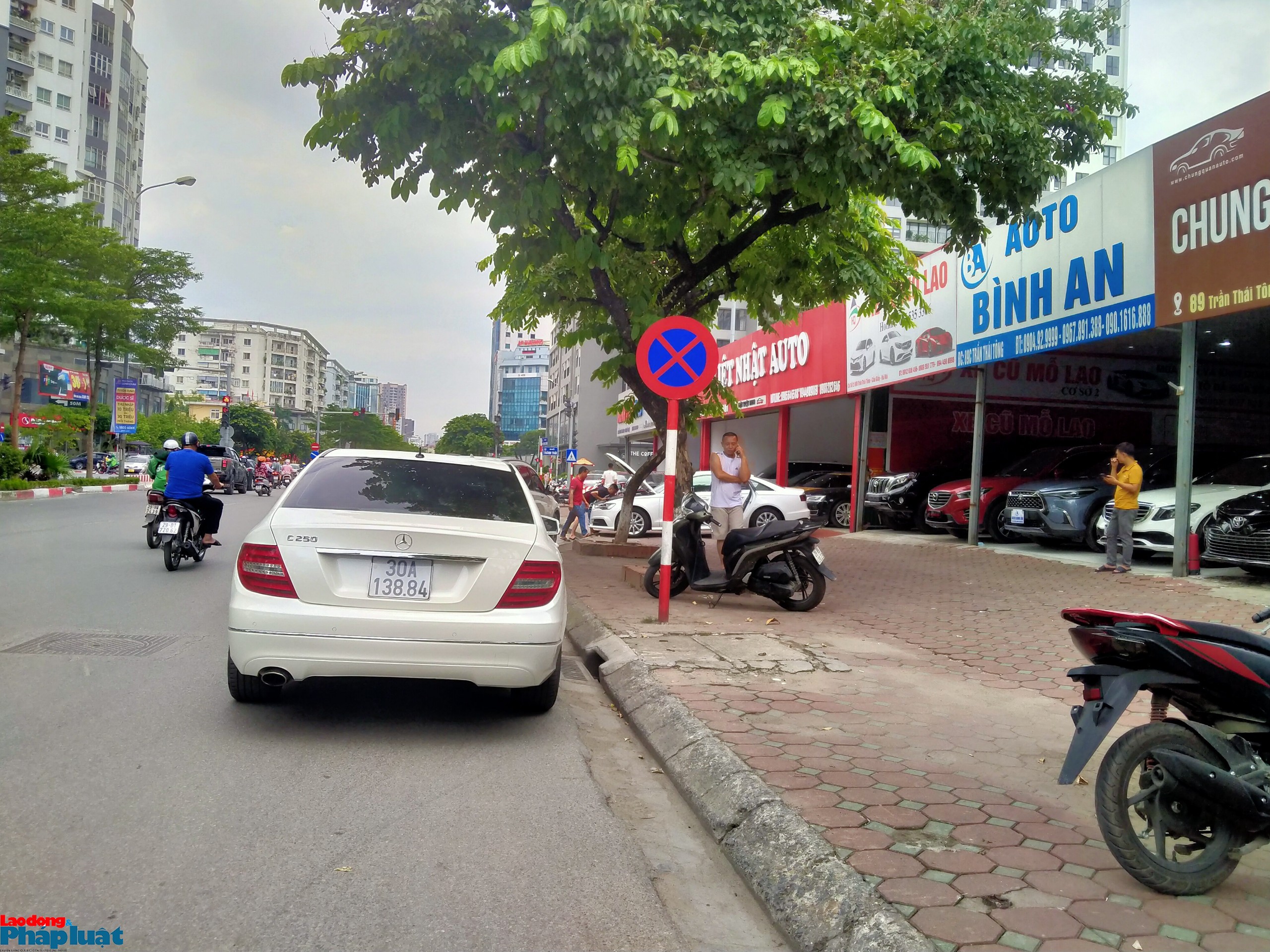 Muôn kiểu vi phạm TTĐT - Kỳ 1: Hàng loạt ô tô chiếm lĩnh vỉa hè trước trụ sở Công an phường Dịch Vọng