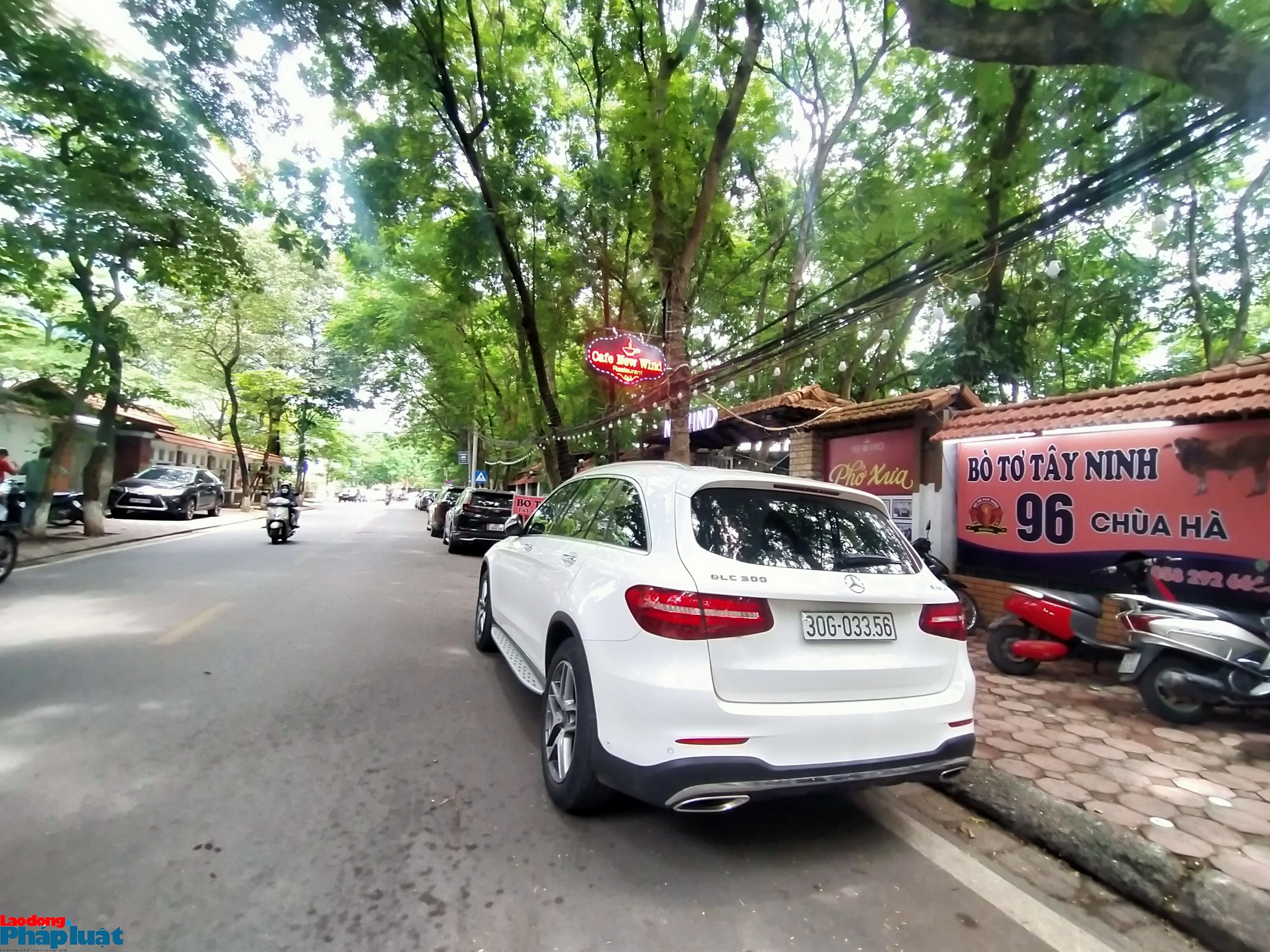 Muôn kiểu vi phạm TTĐT - Kỳ 1: Hàng loạt ô tô chiếm lĩnh vỉa hè trước trụ sở Công an phường Dịch Vọng