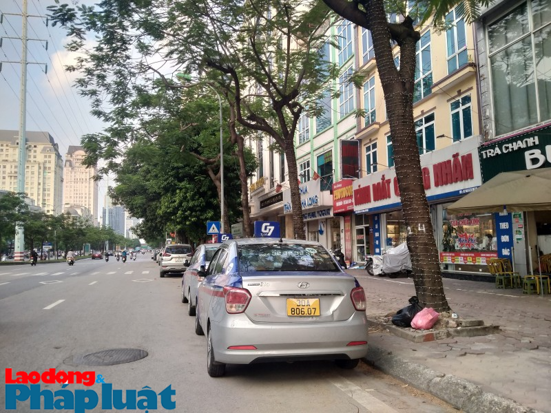 Muôn kiểu vi phạm TTĐT - Kỳ 3: Lòng đường phường Mễ Trì như bãi gửi xe