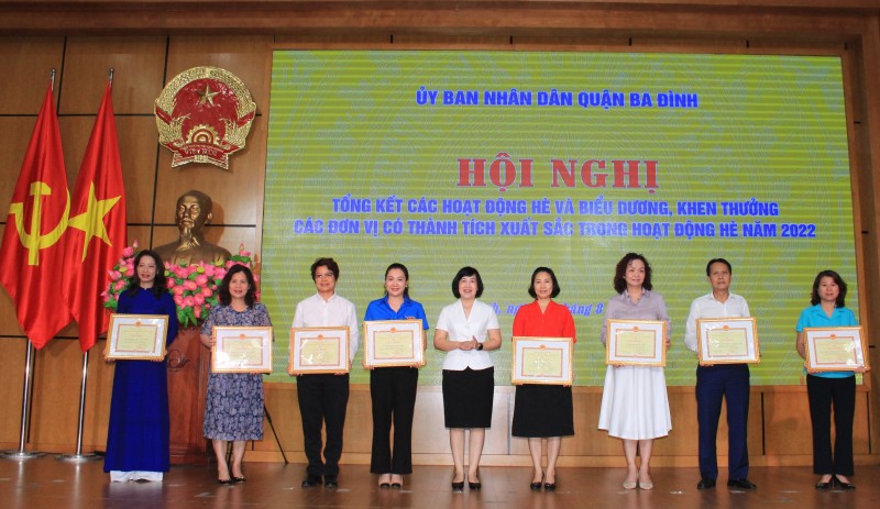 Bà Nguyễn Thị Minh Hồng - Ủy viên Thường vụ, Trưởng ban Dân vận Quận ủy Ba Đình trao khen thưởng cho các tập thể có thành tích xuất sắc.