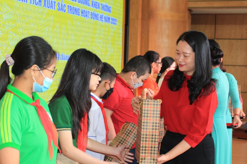 Phó Chủ tịch UBND quận Ba Đình Phạm Thị Diễm tặng quà cho học sinh.
