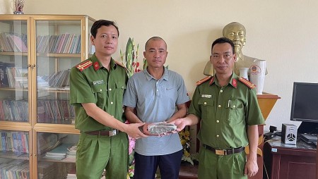 Công an huyện Thanh Oai trao trả 180 triệu đồng cho người dân đánh rơi