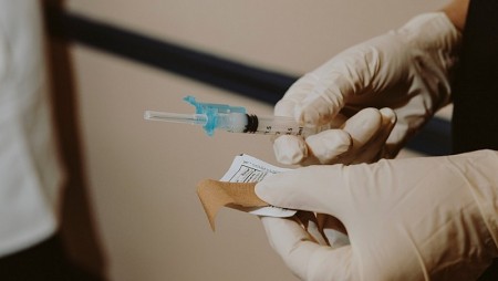 Những vaccine đặc hiệu đầu tiên chống Omicron được cấp phép tại EU