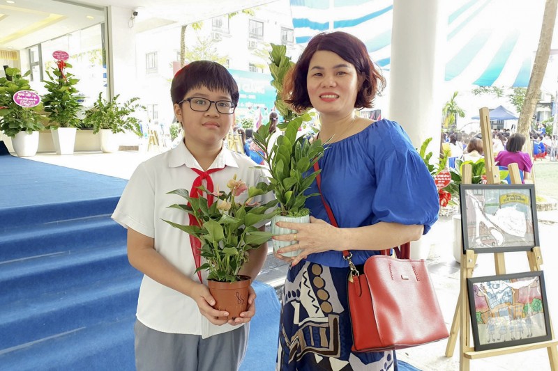 Ban Mai School: 3.000 học sinh, thầy cô, cha mẹ tặng sách và cây trong "Khai giảng Xanh"