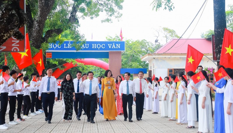 Đồng chí Nguyễn Xuân Thắng dự Lễ khai giảng tại Trường THPT Lê Hồng Phong