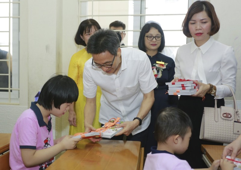 Phó Thủ tướng Vũ Đức Đam tặng quà học sinh lớp học hòa nhập tại Trường Tiểu học Trung Tự.