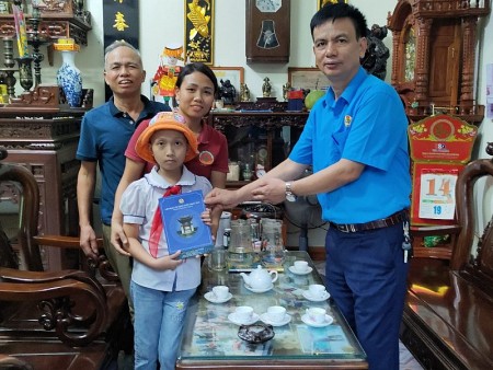 LĐLĐ huyện Thạch Thất trao học bổng cho con Công đoàn viên khó khăn