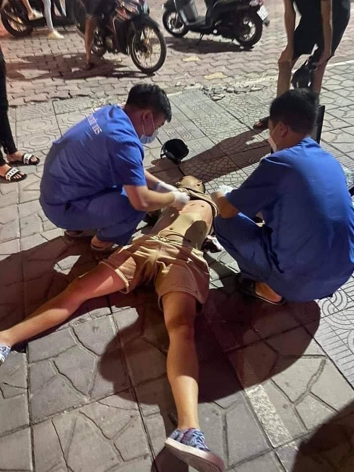 Hà Nội: Nam thanh niên chở cô gái bị đâm gục trên phố Láng Hạ