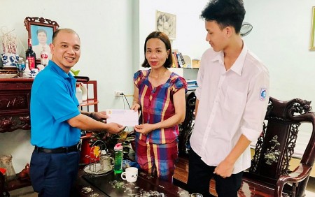 Trao hỗ trợ của Tập đoàn Viettel tới con công nhân có hoàn cảnh khó khăn