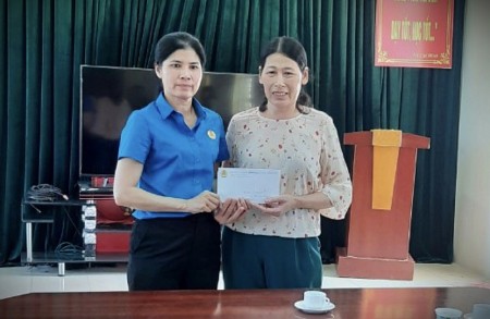 LĐLĐ huyện Ba Vì: Trao quà cho đoàn viên mắc bệnh hiểm nghèo