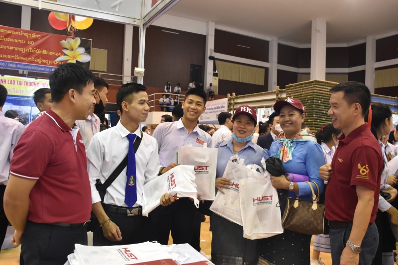 Học sinh và phụ huynh Lào đến tìm hiểu thông tin về các trường đại học của Việt Nam tại Triển lãm.