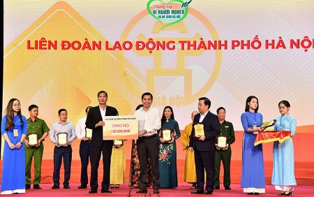 Vận động công nhân viên chức lao động hưởng ứng Tháng cao điểm "Vì người nghèo"