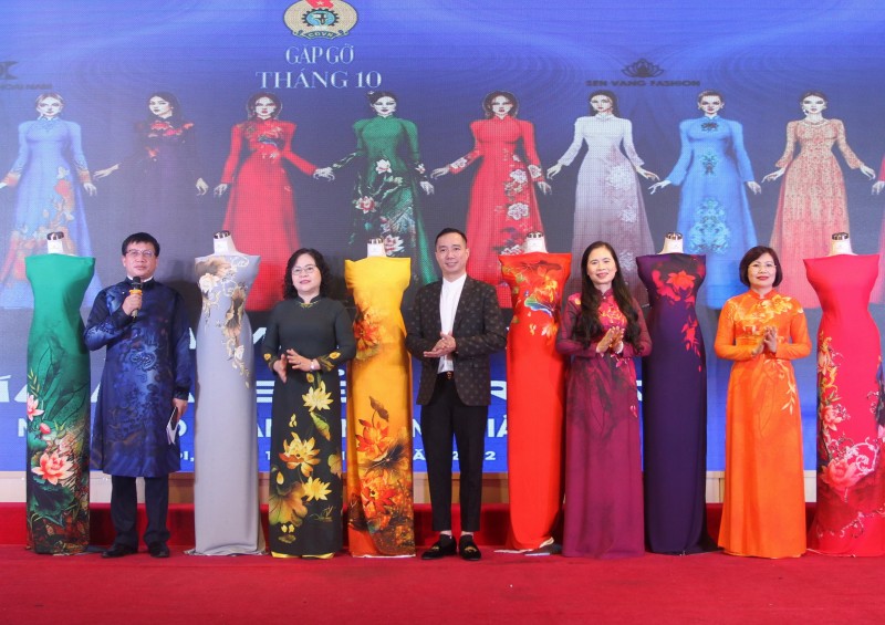 Công đoàn Giáo dục Việt Nam giới thiệu bộ sưu tập áo dài dành riêng cho các nữ nhà giáo. (Ảnh: Vân Anh)