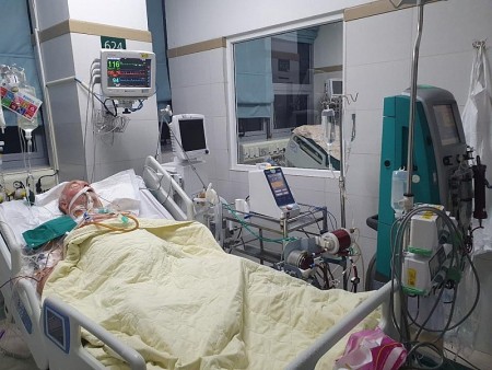 Truyền gần 20 lít máu cứu sống bệnh nhân người Bỉ bị sốt rét ác tính