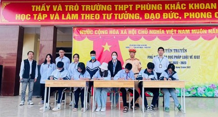 Công an huyện Thạch Thất tuyên truyền Luật Giao thông đường bộ cho hơn 2.200 học sinh, giáo viên