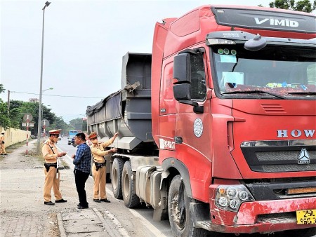 Xuất hiện thủ đoạn mới cơi nới thành thùng xe chở vật liệu xây dựng