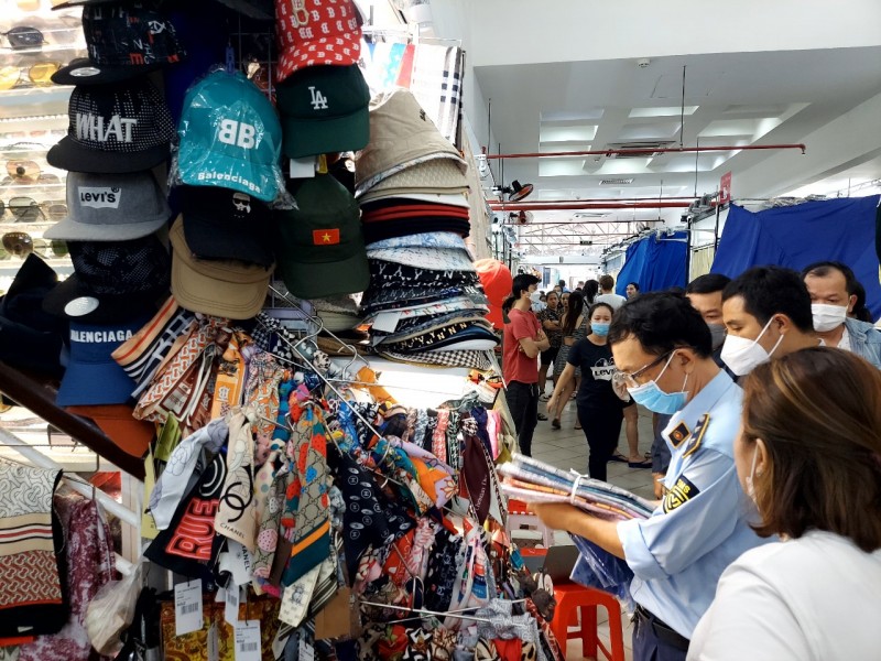 Phát hiện số lượng lớn hàng giả, hàng nhái tại Trung tâm thương mại Sài Gòn Square