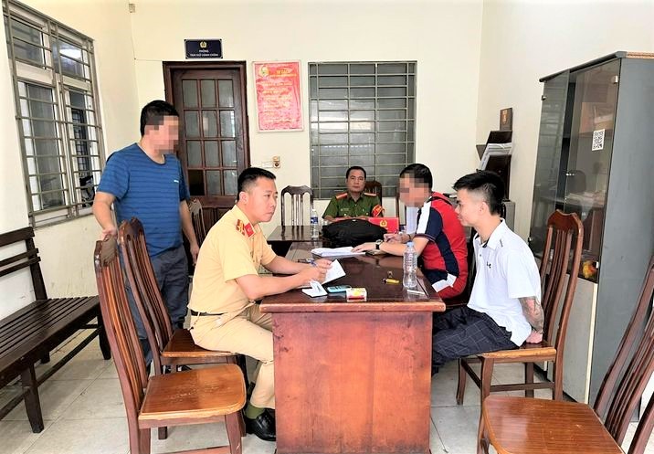 Bắt giữ đối tượng truy nã đặc biệt nguy hiểm đang lẩn trốn trên sông