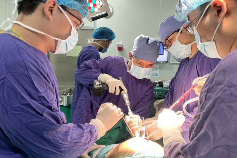 Phẫu thuật thay toàn bộ khớp háng cho bệnh nhân người Pháp bị tai nạn giao thông