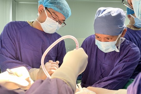 Phẫu thuật thay toàn bộ khớp háng cho bệnh nhân người Pháp bị tai nạn giao thông