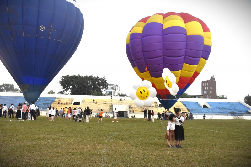 Khai mạc Lễ hội Khinh khí cầu tại Sơn Tây