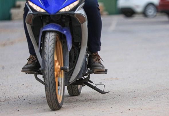 Quên gạt chân chống xe mô tô khi tham gia giao thông bị phạt không?