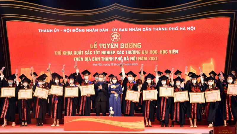 Các thủ khoa xuất sắc tốt nghiệp các trường đại học, học viện trên địa bàn thành phố Hà Nội tại lễ tuyên dương năm 2021. (Ảnh: P.T)