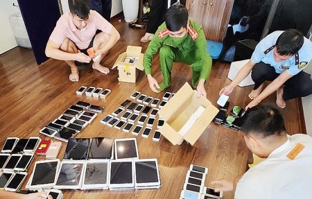 Thu giữ hàng trăm chiếc điện thoại nhập lậu trong căn hộ chung cư