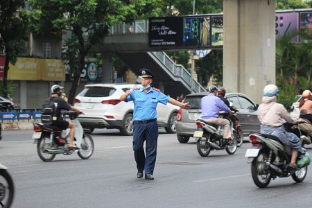 Hà Nội quyết liệt thực hiện 8 nhóm giải pháp để hạn chế ùn tắc, tai nạn giao thông