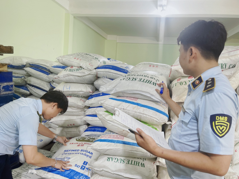 Phú Yên: Tạm giữ 35 tấn đường cát trắng không ghi ngày sản xuất, hạn sử dụng