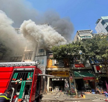 Nhanh chóng dập tắt đám cháy tại số nhà 240 Hàng Bông, Hà Nội