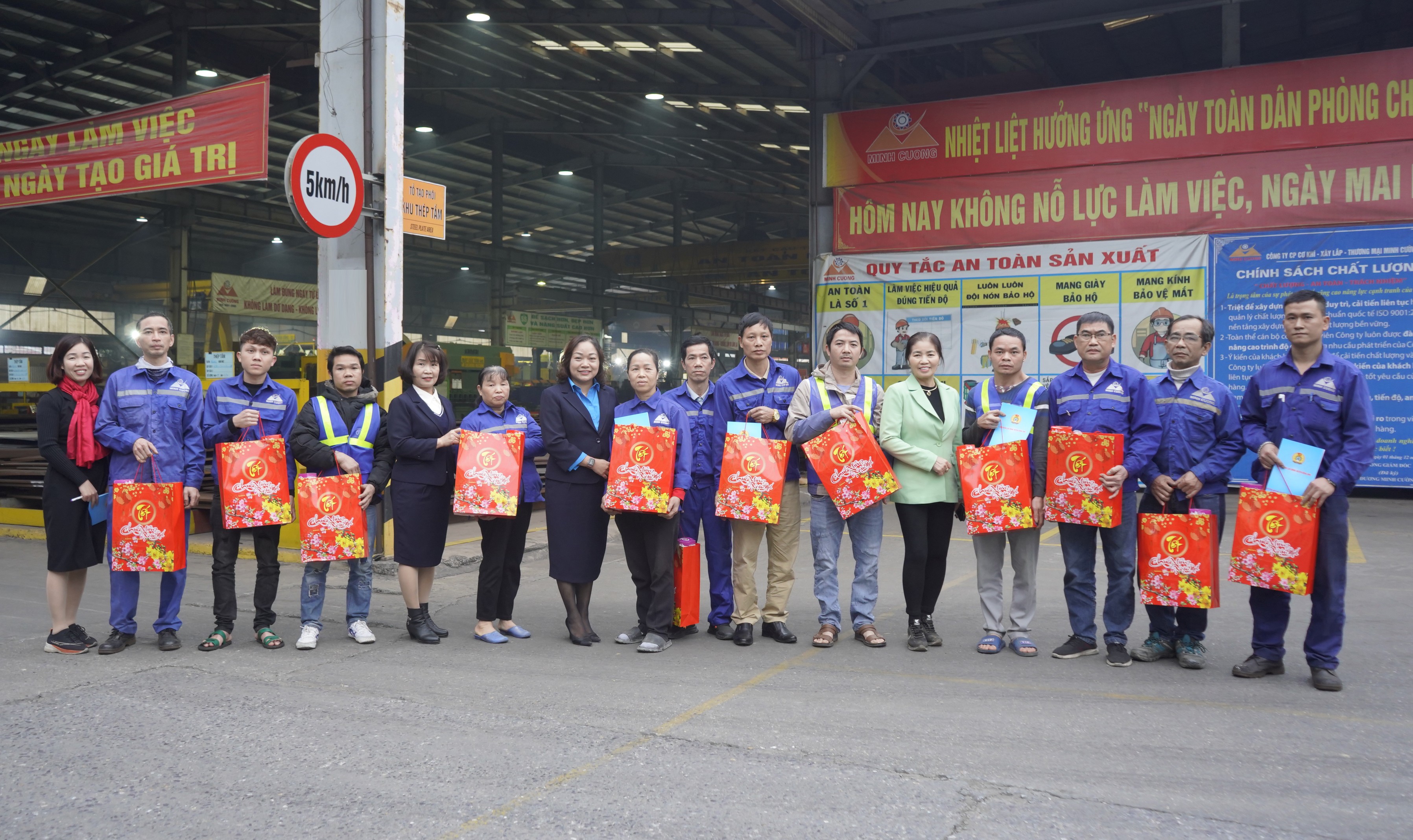Đoàn viên, người lao động huyện Đông Anh đón nhận quà Tết từ tổ chức Công đoàn