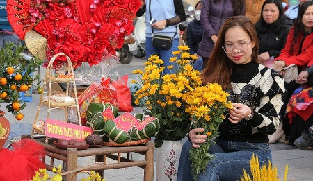 Đoàn viên, người lao động Sơn Tây thi gói bánh chưng đón Xuân