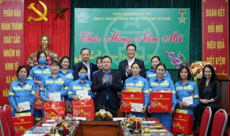 Lãnh đạo LĐLĐ thành phố Hà Nội thăm, tặng quà Tết cho lực lượng y tế và người lao động