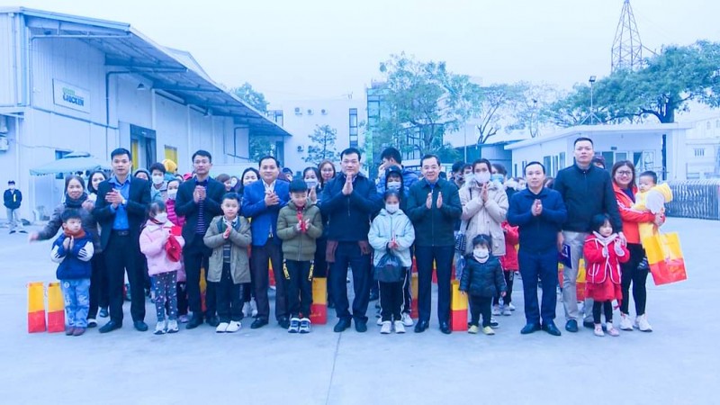 LĐLĐ huyện Thường Tín tổ chức xe đưa người lao động về quê đón Tết