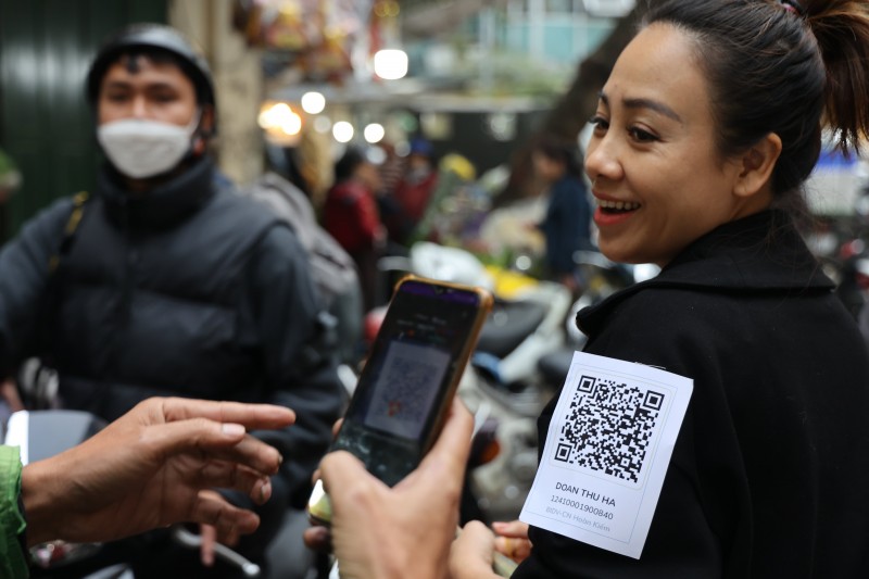Hà Nội: Người dân quét mã QR mua gà ngậm hoa hồng ngày 30 Tết