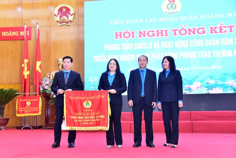 LĐLĐ quận Hoàng Mai vinh dự được nhận Cờ thi đua xuất sắc của Tổng LĐLĐ Việt Nam. (Ảnh: NC)